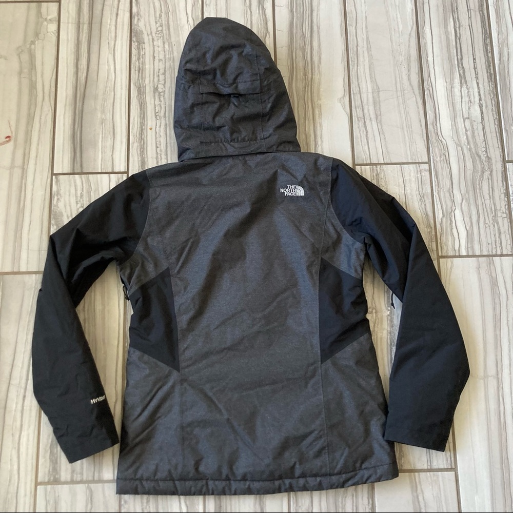 NWOT The North Face insulated HyVent jacket. - Picture 7 of 7